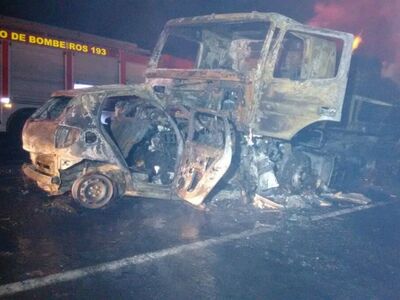 Motorista do carro ficou preso às ferragens e morreu carbonizado