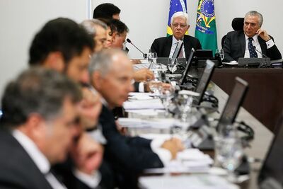 Presidente da República, Michel Temer, e secretário-geral da presidência, Moreira Franco, participam de reunião do PPI