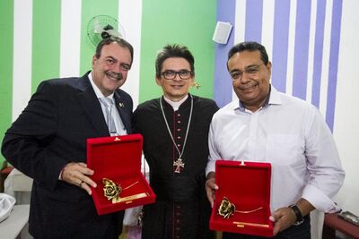 O prefeito de Corumbá, Ruiter Cunha, também recebeu a condecoração Rosa de Ouro.