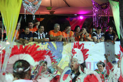 Governador permaneceu por mais de seis horas no camarote oficial, onde assistiu ao desfile das cinco escolas de samba do Grupo Especial.