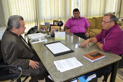 O deputado estadual Onevan de Matos, recebeu em seu gabinete o prefeito do município de Itaquiraí, Ricardo Fávaro e o vereador Edilson Luiz Pereira.