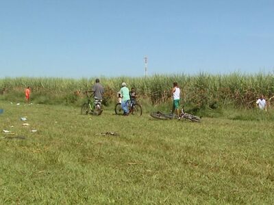 Adultos e até crianças foram ao local onde o carro-forte da Protege foi assaltado para procurar dinheiro