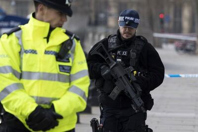 A Whitehall, rua que abriga as mais importantes instituições do País, em Westminster, no centro de Londres, é  fechada e vigiada por policiais