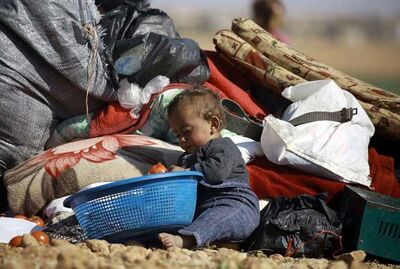 Criança síria brinca em campo para desalojados perto da cidae de Manbij, norte da Síria. Milhares de pessoas deixaram o lado oriental da província de Aleppo, que é dominado pelo Estado Islâmico