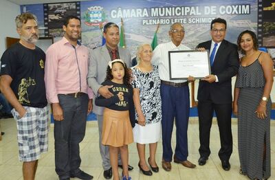 Com a Casa de Leis lotada, Marcelino recebeu a honraria acompanhado de parte da família e agradeceu ao vereador Marquinhos Vaz.