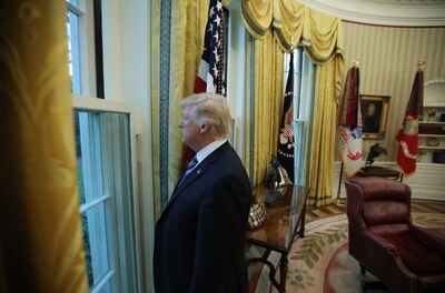Trump olha pela janela da Casa Branca