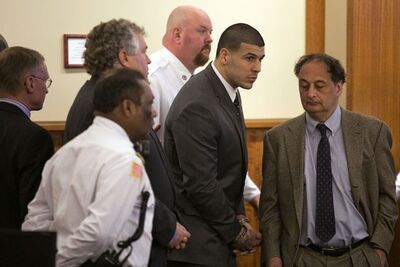 Aaron Hernandez se levanta após a leitura de sua sentença de prisão perpétua por homicídio