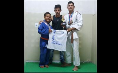 Kaleb Martins (de azul) Sensei Rafael Martins e Edimir Kenedi (de branco)