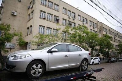 O carro do magistrado, um Renault Fluence, foi guinchado pela polícia até a 1ª DP, no bairro Azenha