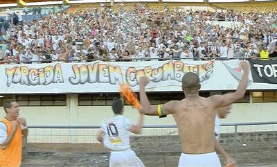 Jogadores celebram vitória por 3x1 no Operário