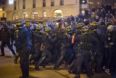 Policiais durante protesto contra resultado do segundo turno da eleição presidencial em Paris