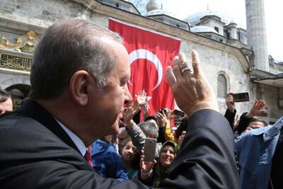 Presidente turco, Recep Tayyip Erdogan, acena para apoiadores após vitória em referendo