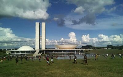 Bombas de gás dispersam indígenas que faziam ato em frente ao Congresso Nacional, em Brasília