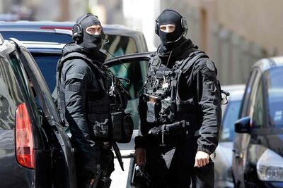 Policiais em frente a um prédio durante buscas por terroristas em Marselha, na França