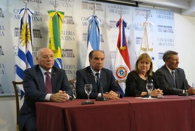 Ministros de Relações Exteriores do Mercosul participam de reunião em Buenos Aires para analisar o caso da Venezuela. Da esquerda para a direita, o ministro do Paraguai, Eladio Loizaga; do Brasil, Aloysio Nunes; da Argentina, Susana Malcorra; e do Uruguai