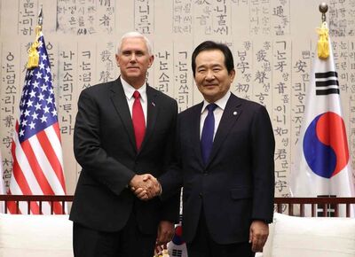 O vice-presidente dos EUA, Mike Pence, posa ao lado do porta-voz da Assembleia sul-coreana Chung Sye-kyun