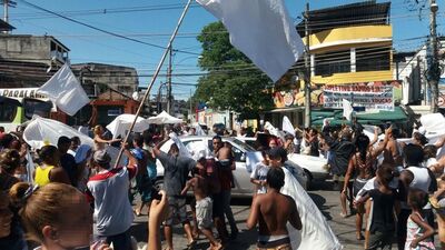 Moradores do conjunto de favelas do Alem]ão fazem protesto após morte de adolescente