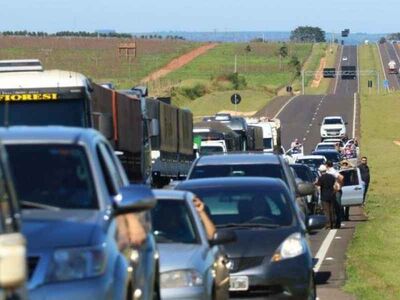 Ontem, protesto de trabalhadores bloqueou a rodovia durante a manhã