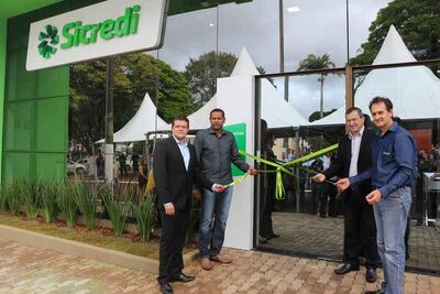 Além disso, para celebrar a inauguração a dupla Tostão e Guarany animou a comunidade com um show gratuito oferecido pelo Sicredi em frente a nova agência.