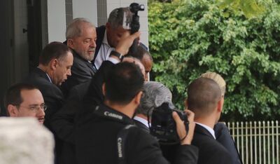 Lula ao deixar escritório de advocacia em Curitiba e se dirigir à Justiça do PR