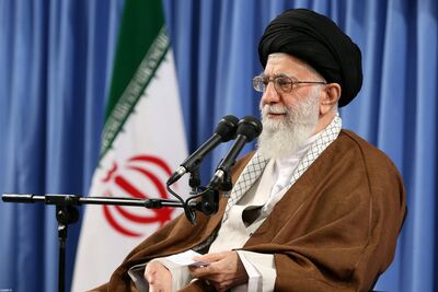 Líder supremo iraniano, Ali Khamenei, está acima das maiores decisões políticas do país