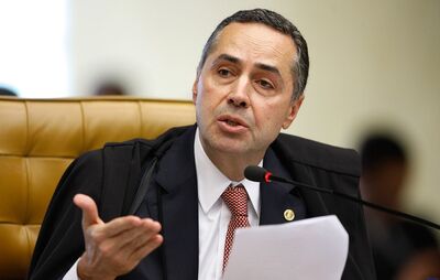 Ministro Luís Roberto Barroso durante sessão do STF, em Brasília, em abril de 2014