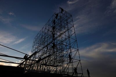 Homens trabalham na construção de uma estrutura de metal em Fortaleza