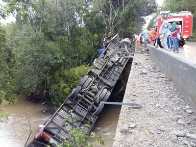 Ônibus tombou em uma ponte na ERS-400
