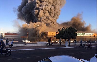 Segundo a equipe, ainda há pontos de incêndio e risco de desabamento no local. Estabelecimento estava sem alvará há três anos.