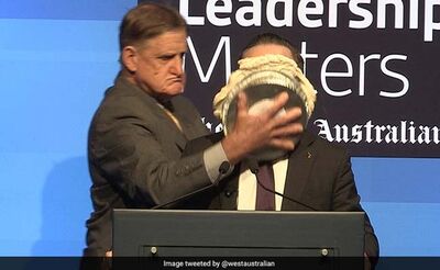 Homem joga torta na cara do presidente da Qantas, Alan Joyce, em evento na Austrália