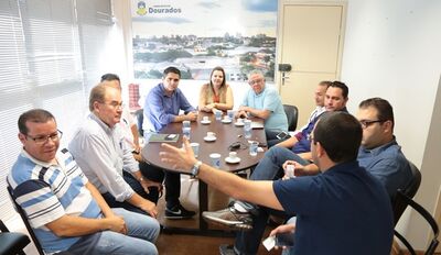 Deputado estadual, Herculano Borges, e vereadores durantes reunião na Câmara de Dourados