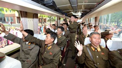 Cientistas que desenvolveram o Hwasong-12, míssil de alcance aparentemente sem precedentes, foram recebidos por populares ao chegarem a Pyongyang