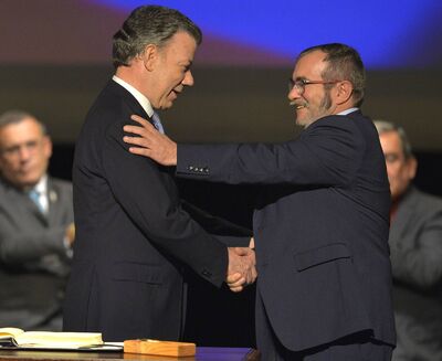 Presidente da Colômbia, Juan Manuel Santos, e líder das Farc, Rodrigo Londoño, durante assinatura de acordo