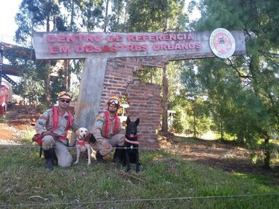 Cindy e cabo Luciclei à esquerda; Duke e capitão Fábio à direita