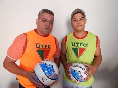 O vereador Odes e seu filho mostrando os coletes e as bolas do projeto
