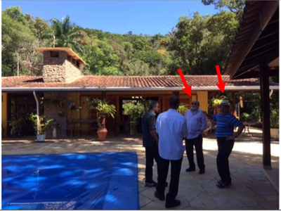 Foto mostra Lula com ex-presidente da OAS em sítio em Atibaia