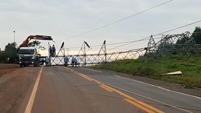 Torre de transmissão da Eletrosul caiu com a tempestade e bloqueou o transito na BR-262, entre Água Clara e Três Lagoas