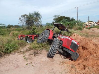 Trator cai em buraco no bairro Morada Altos São Pedro