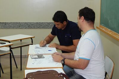 Prof. Dr. Gedson Faria, atual diretor do Campus, realizando a apuração dos votos do conselho