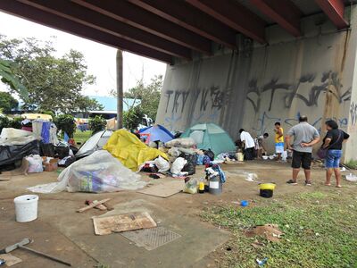 Venezuelanos estão acampados em barracas em baixo de viaduto na Zona Centro-Sul de Manaus