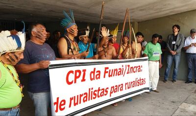 Indígenas protestam do lado de fora da Câmara após serem impedidos de acompanhar a CPI da Funai