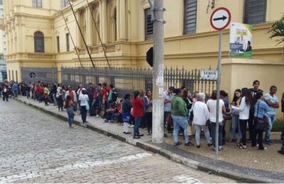 Foto de 5 de junho mostra fila de profissionais em busca de emprego superlota CPAT, em Campinas, pelo segundo dia consecutivo