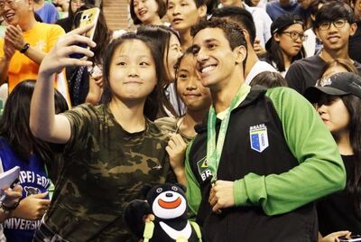 Henrique Martins exibe medalha para selfie de torcedora em Taipei