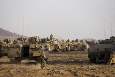 Exército israelense faz exercício militar nas Colinas de Golan, na fronteira de Israel com a Síria. Do lado sírio, um grupo vinculado ao Estado Islâmico, denominado Exército de Jaled bin Wali, domina o território