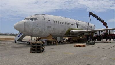 Avião passa por desmonte no aeroporto de Fortaleza para ser levado à Alemanha