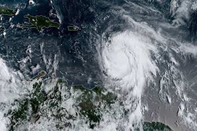 Imagem da Administração Nacional Oceânica e Atmosférica (NOAA) mostram o furacão Maria nesta segunda-feira (18), quando ele chegou à categoria 2 (em uma escala de 5)