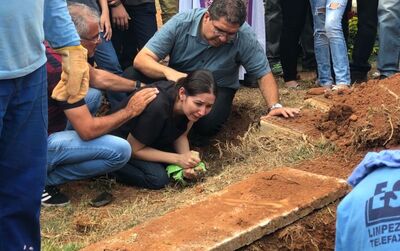 Mãe de João Vitor Gomes chora ao enterrar o corpo do filho, em Goiâniaa