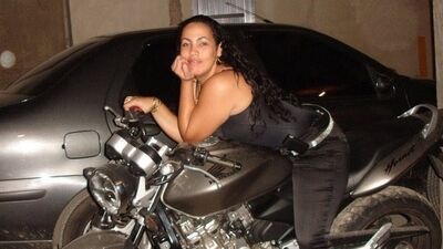 Bibi costumava postar fotos ostentando motos, joias e até dinheiro que o ex-marido possuía por causa do tráfico