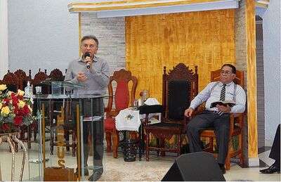 Odilon Oliveira palestrando na presença do pastor Expedito Coelho