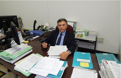 Odilon de Oliveira no seu gabinete